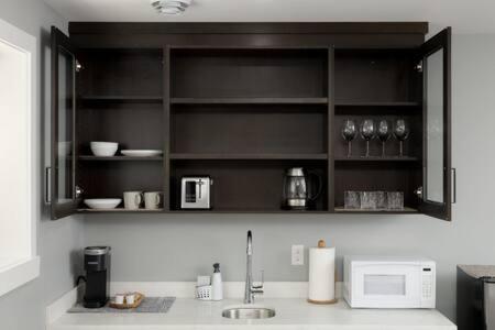Bright New 1 Bedroom Private Secondary Basement Suite North Vancouver Dış mekan fotoğraf