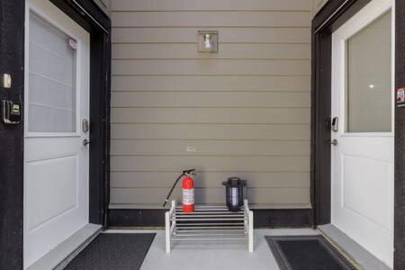 Bright New 1 Bedroom Private Secondary Basement Suite North Vancouver Dış mekan fotoğraf