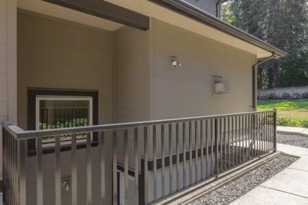 Bright New 1 Bedroom Private Secondary Basement Suite North Vancouver Dış mekan fotoğraf